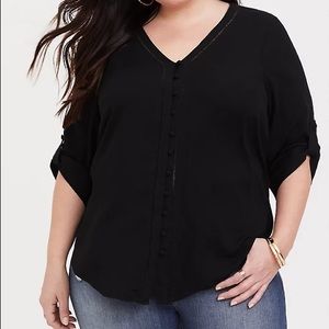 2/$25 💜 Torrid Dobby Button Blouse - size 1 (14/16)